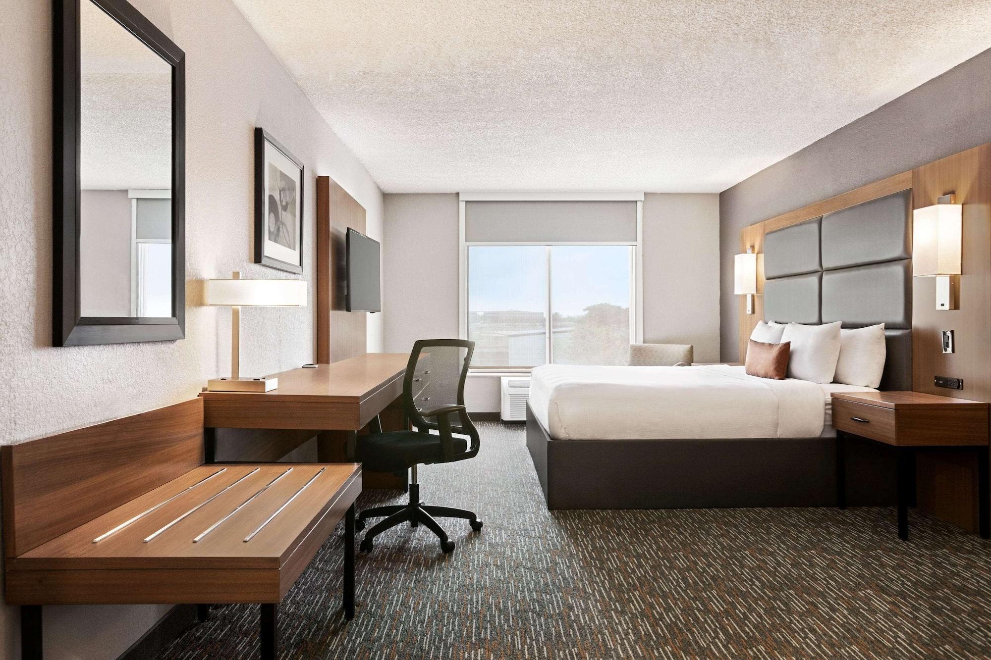 Wingate By Wyndham Cincinnati Блу Аш Екстериор снимка
