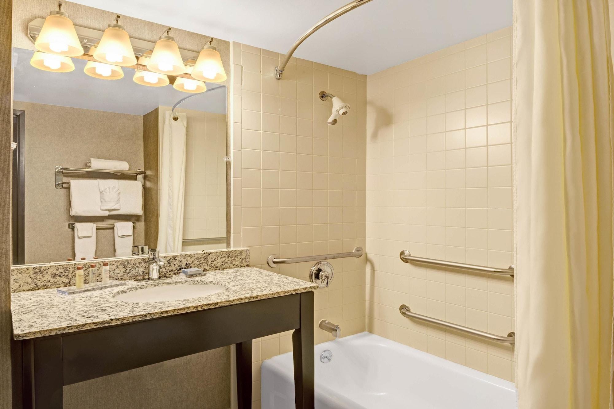 Wingate By Wyndham Cincinnati Блу Аш Екстериор снимка