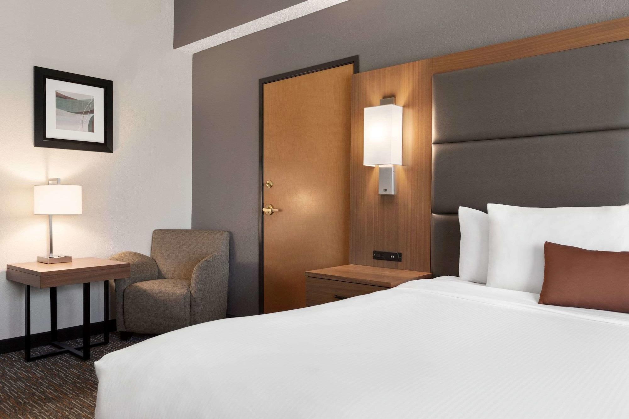Wingate By Wyndham Cincinnati Блу Аш Екстериор снимка
