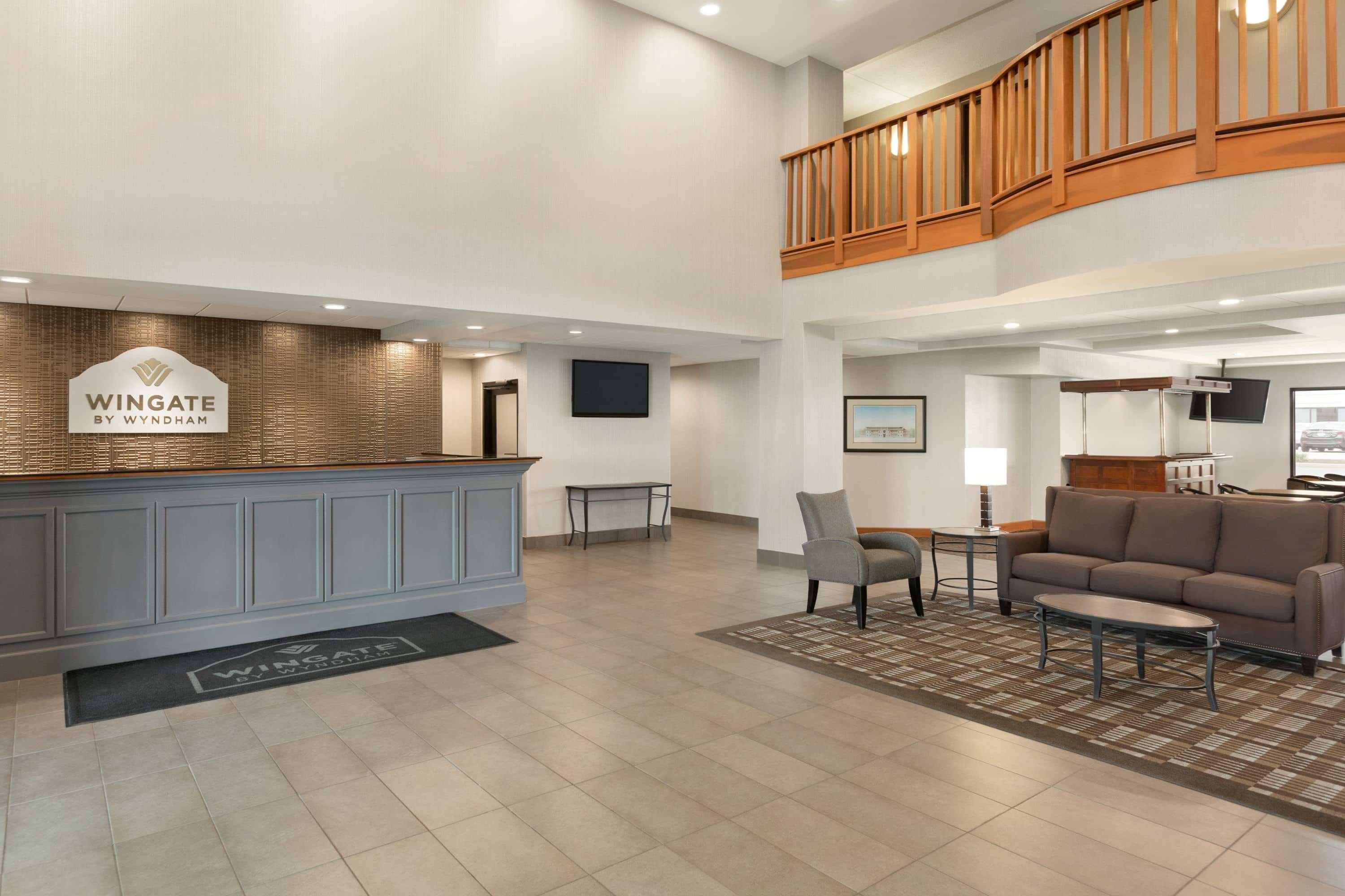 Wingate By Wyndham Cincinnati Блу Аш Екстериор снимка