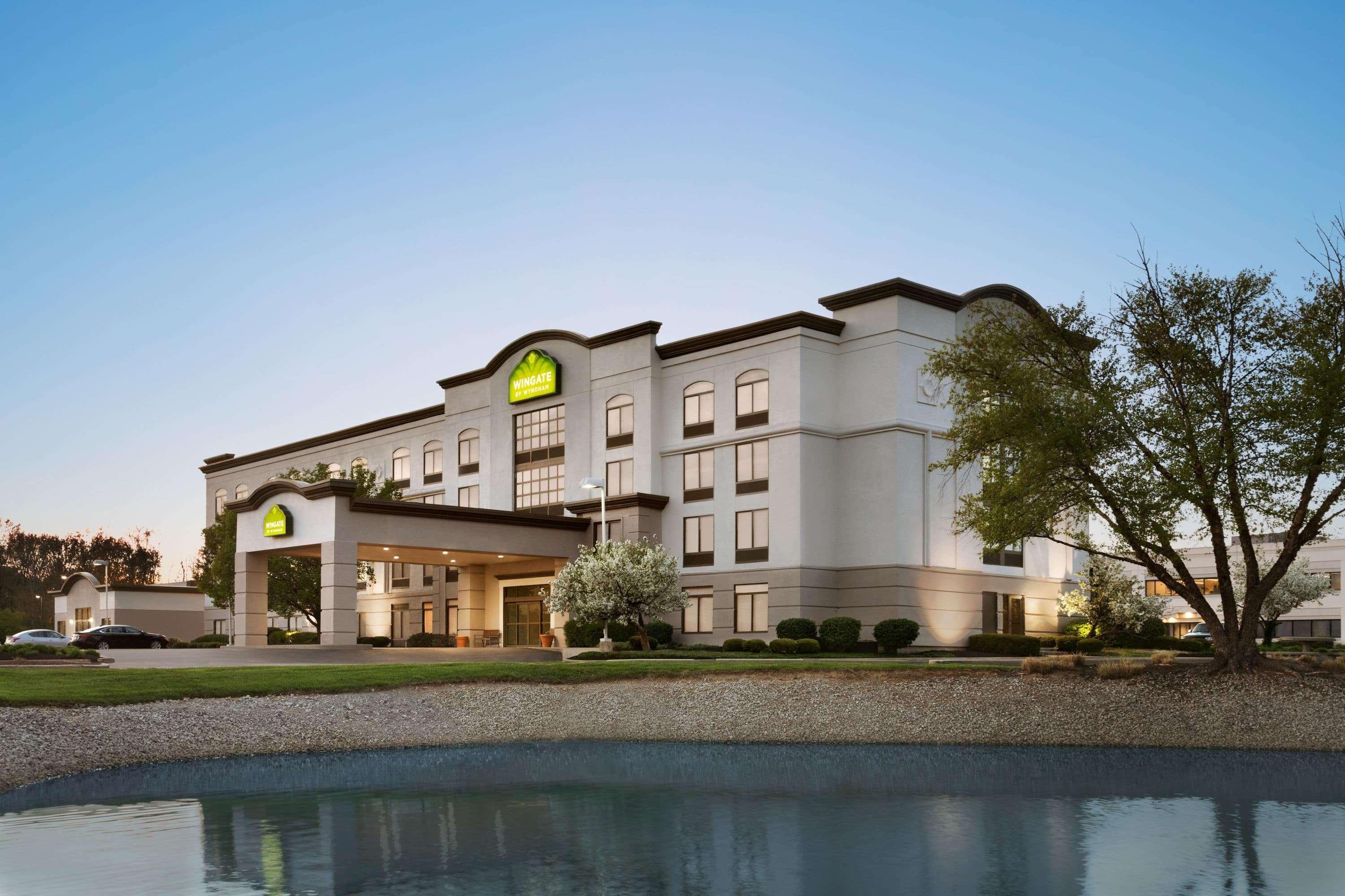 Wingate By Wyndham Cincinnati Блу Аш Екстериор снимка