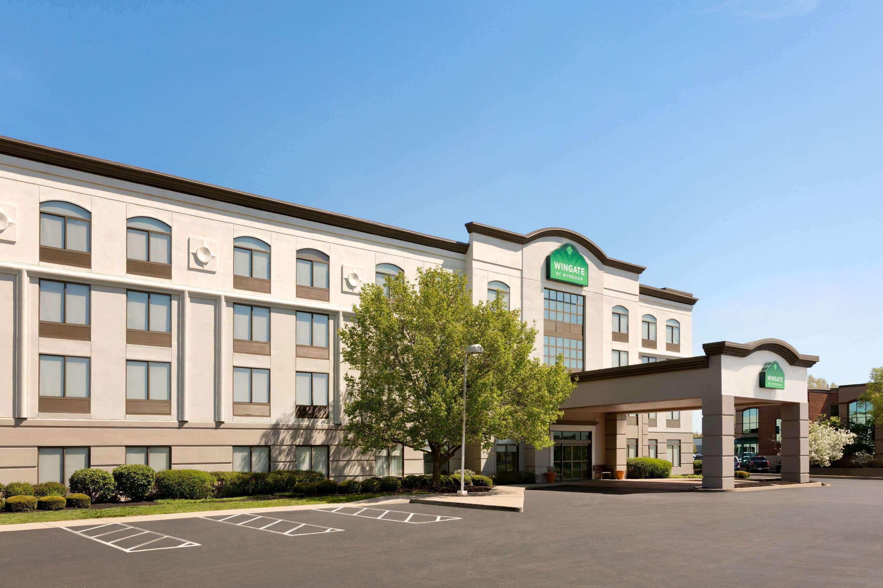 Wingate By Wyndham Cincinnati Блу Аш Екстериор снимка