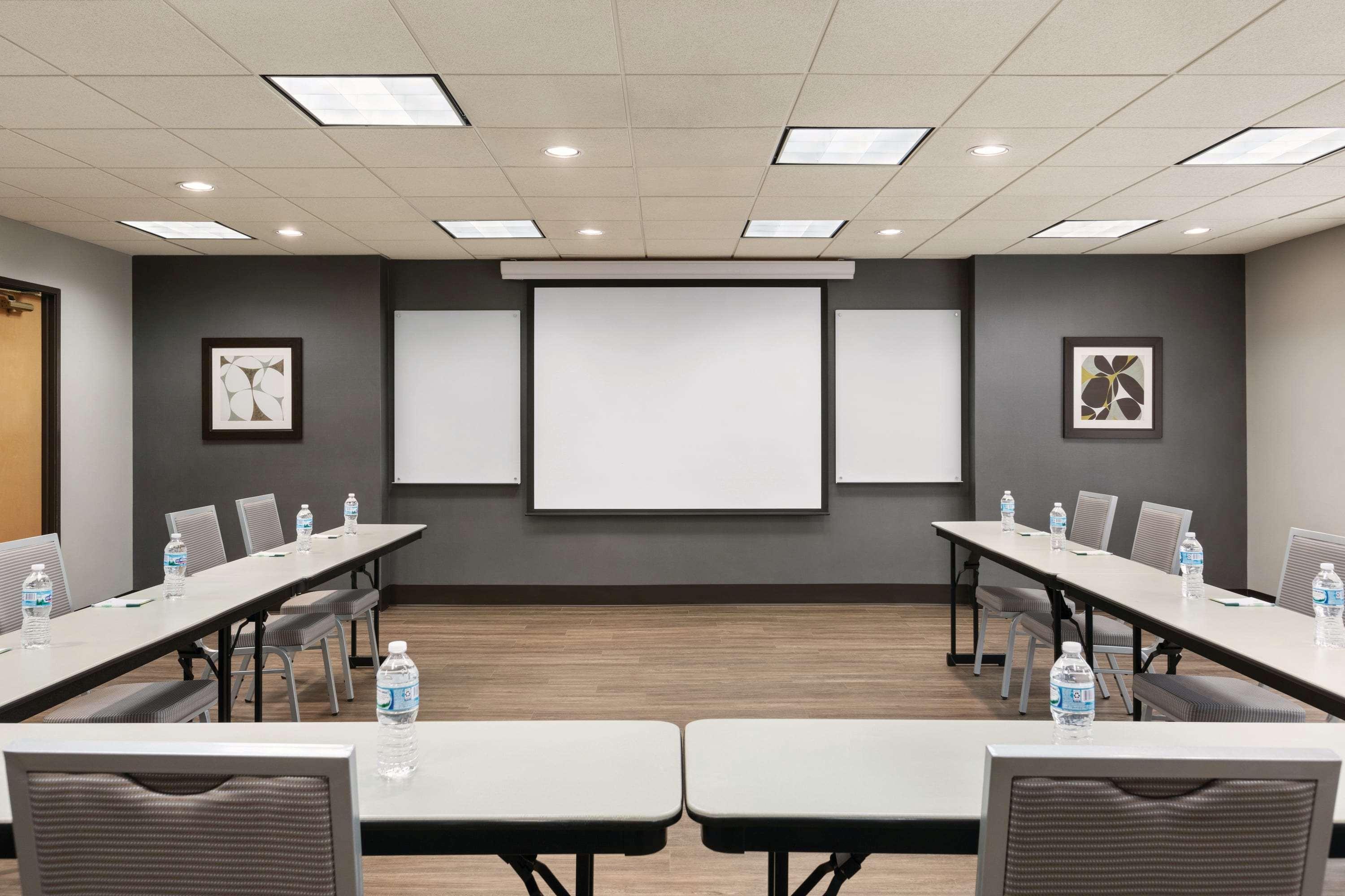 Wingate By Wyndham Cincinnati Блу Аш Екстериор снимка