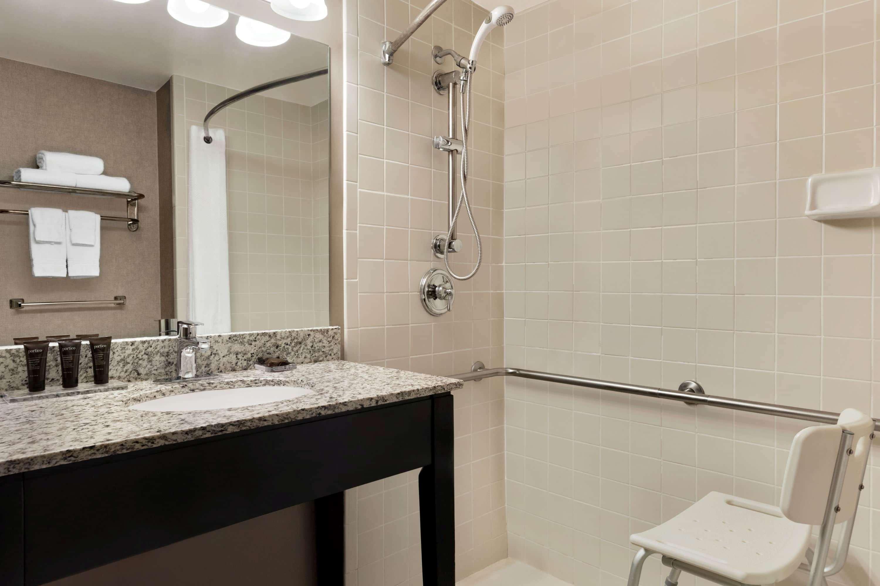 Wingate By Wyndham Cincinnati Блу Аш Екстериор снимка