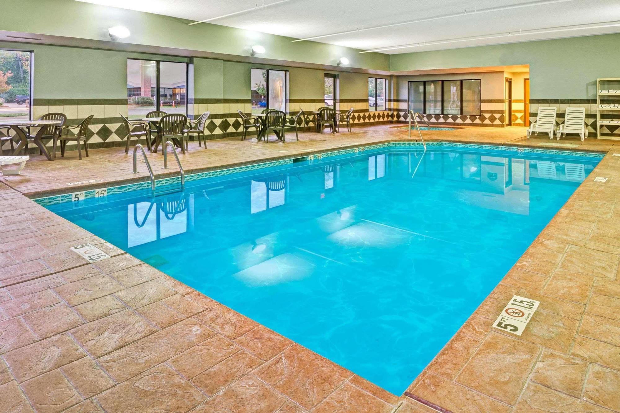 Wingate By Wyndham Cincinnati Блу Аш Екстериор снимка