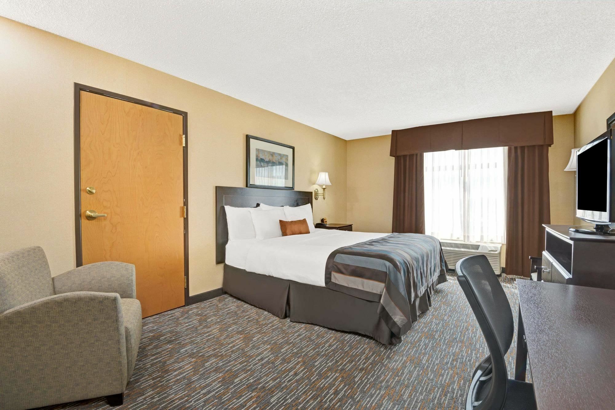 Wingate By Wyndham Cincinnati Блу Аш Екстериор снимка