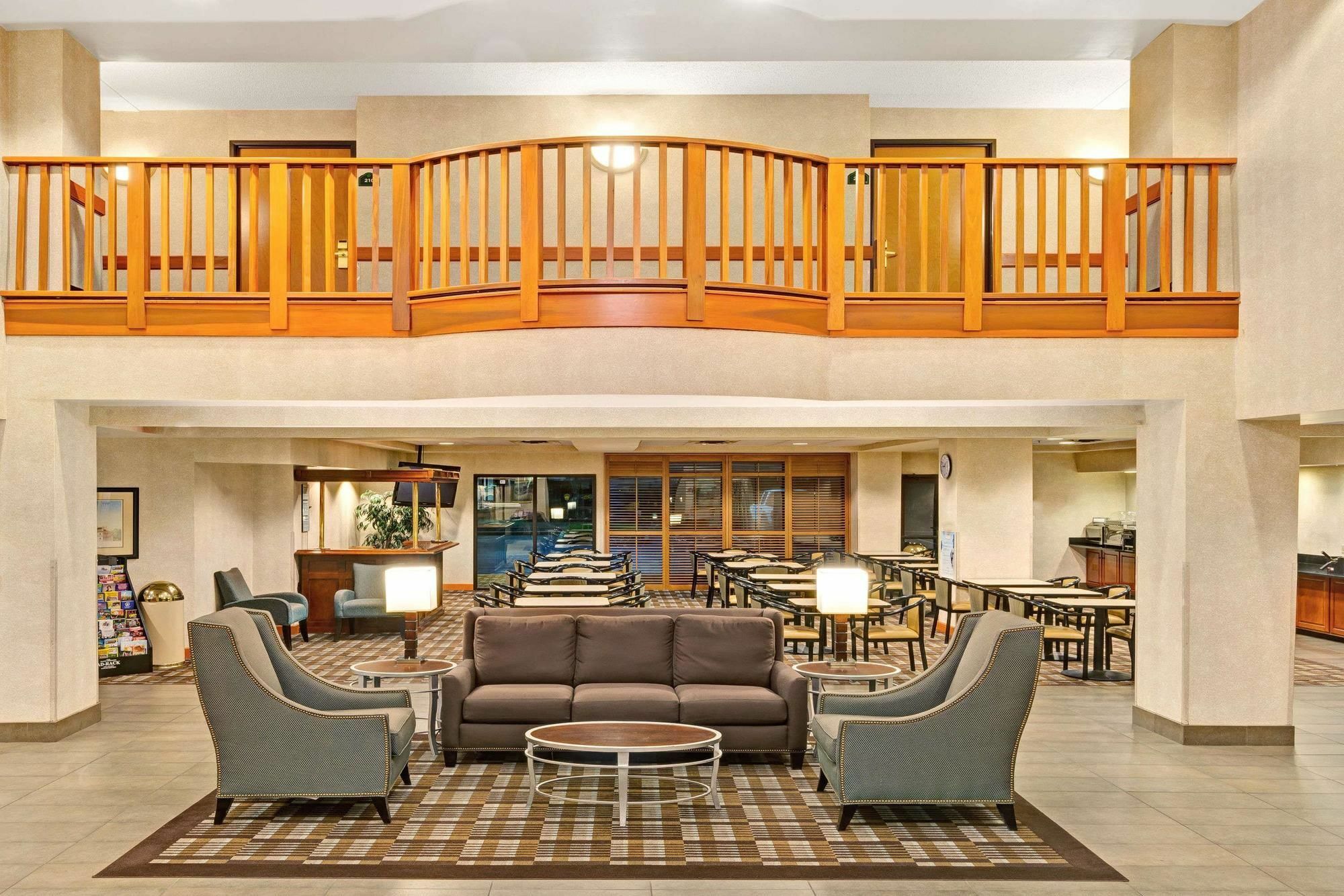 Wingate By Wyndham Cincinnati Блу Аш Екстериор снимка