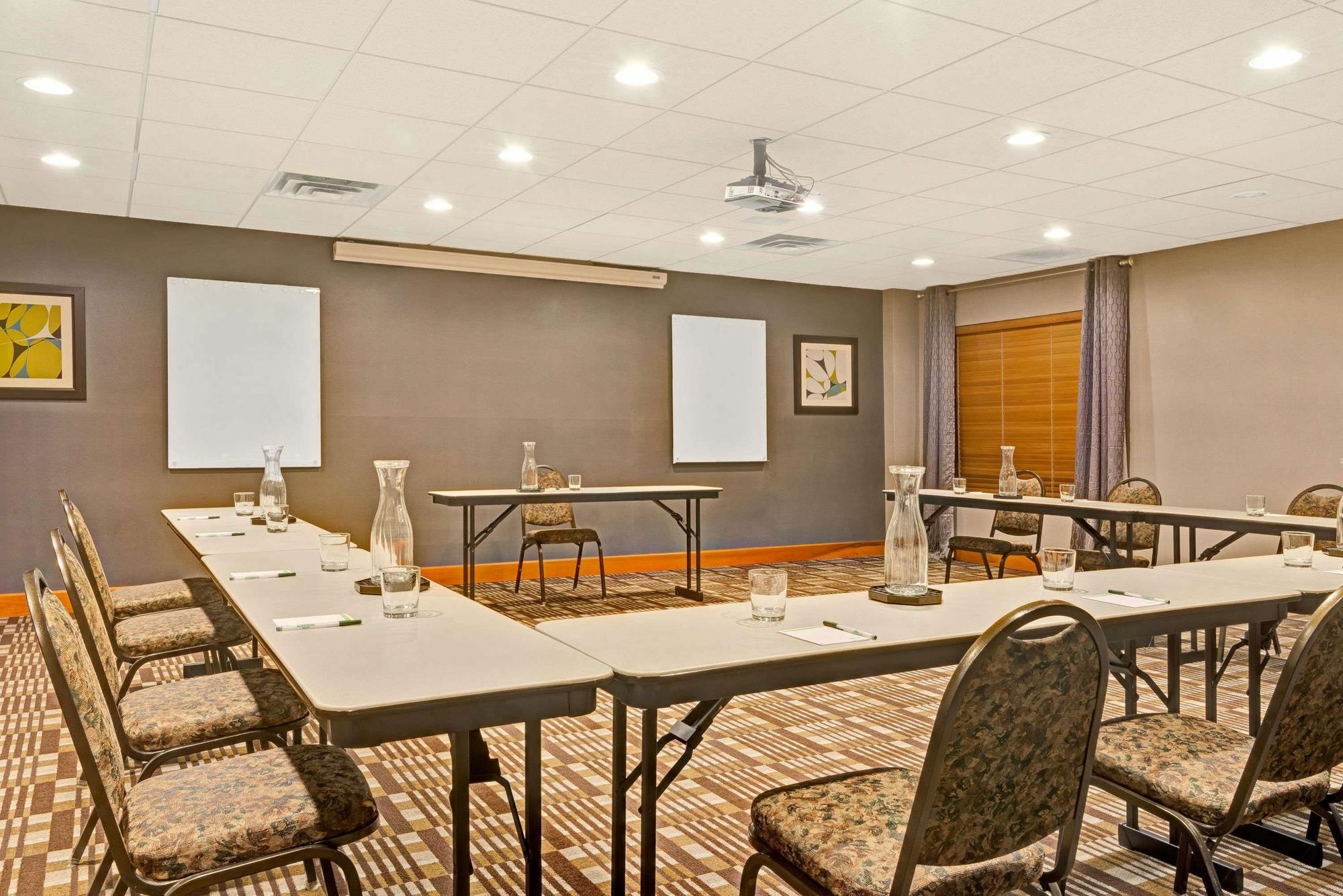 Wingate By Wyndham Cincinnati Блу Аш Екстериор снимка