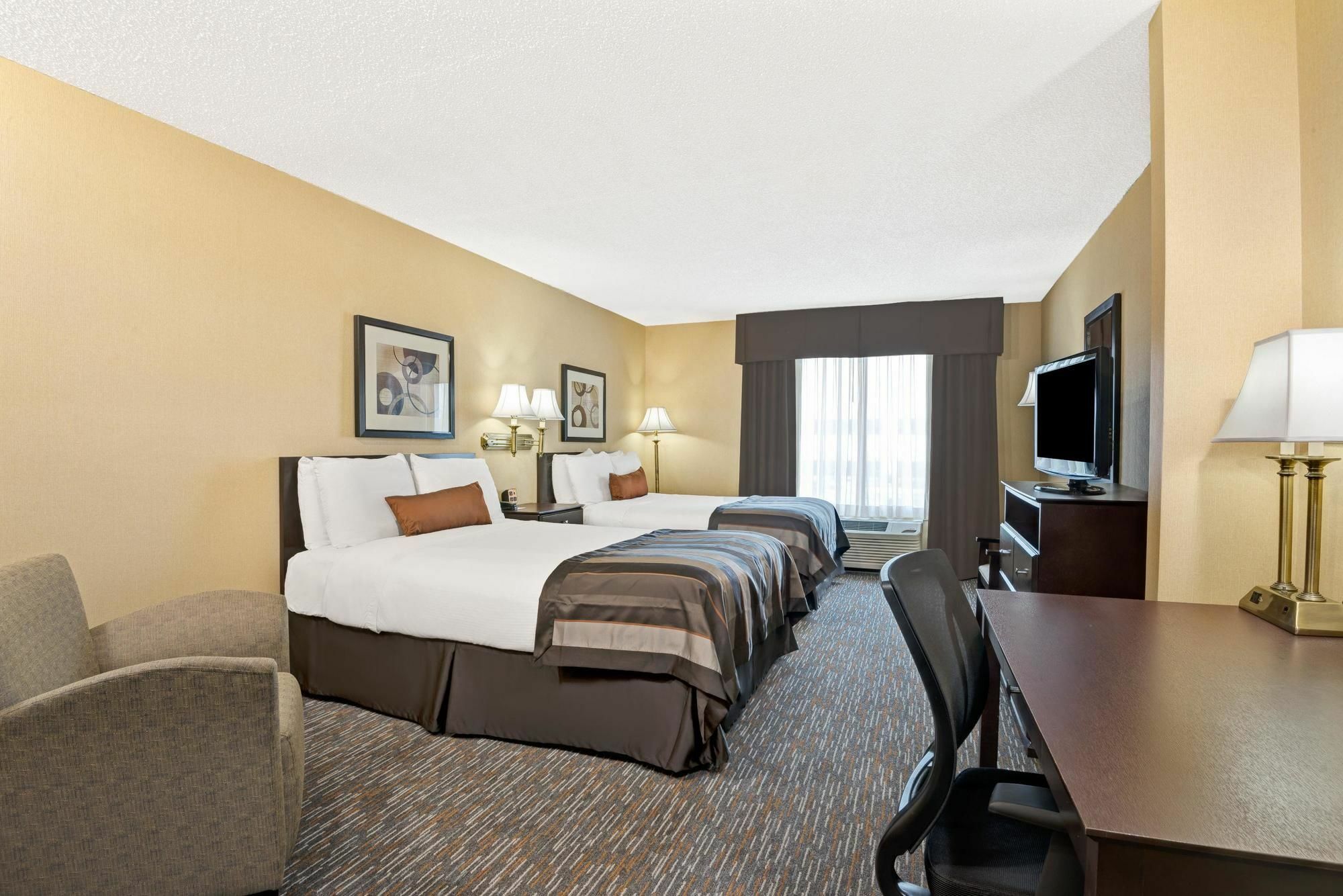 Wingate By Wyndham Cincinnati Блу Аш Екстериор снимка
