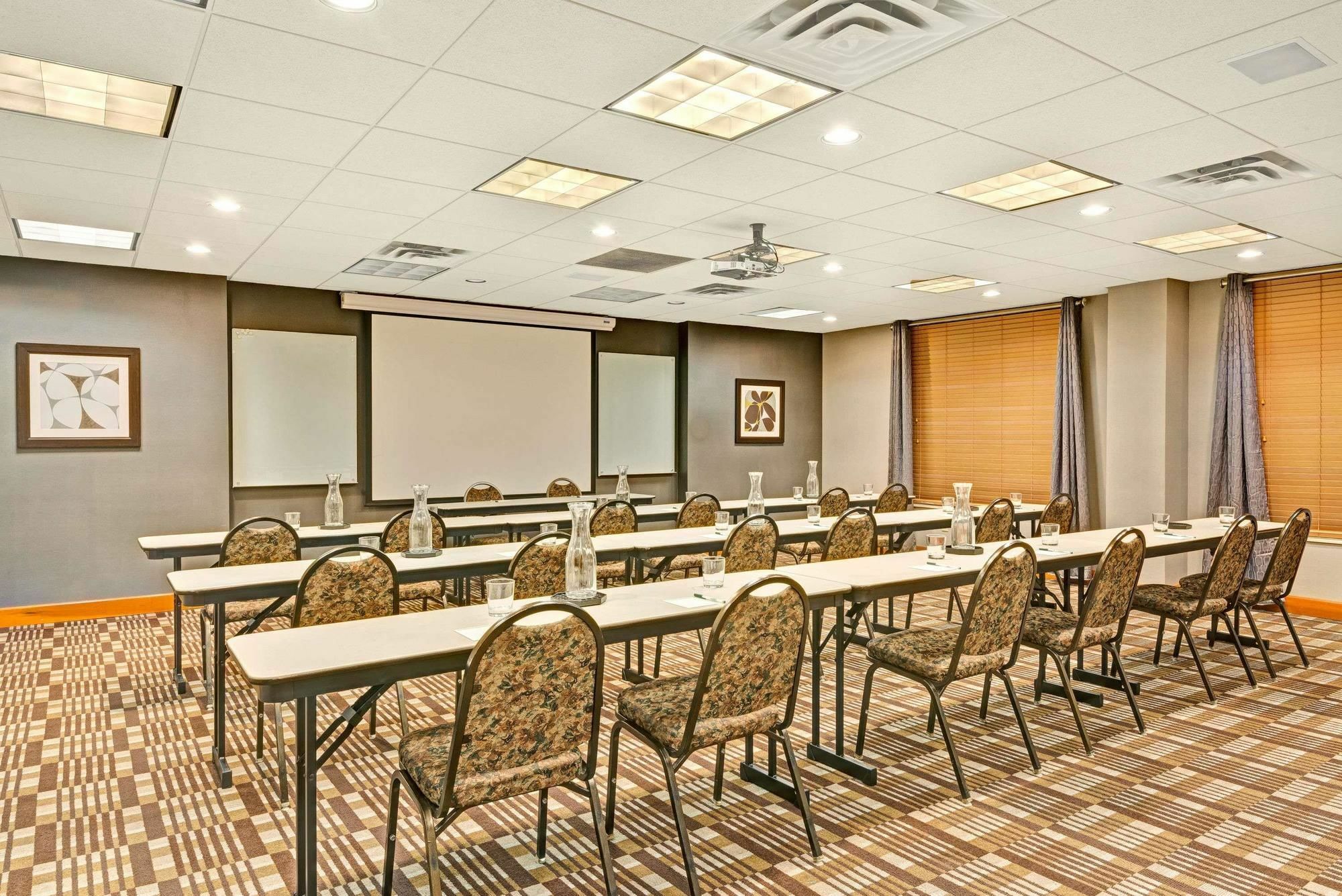 Wingate By Wyndham Cincinnati Блу Аш Екстериор снимка