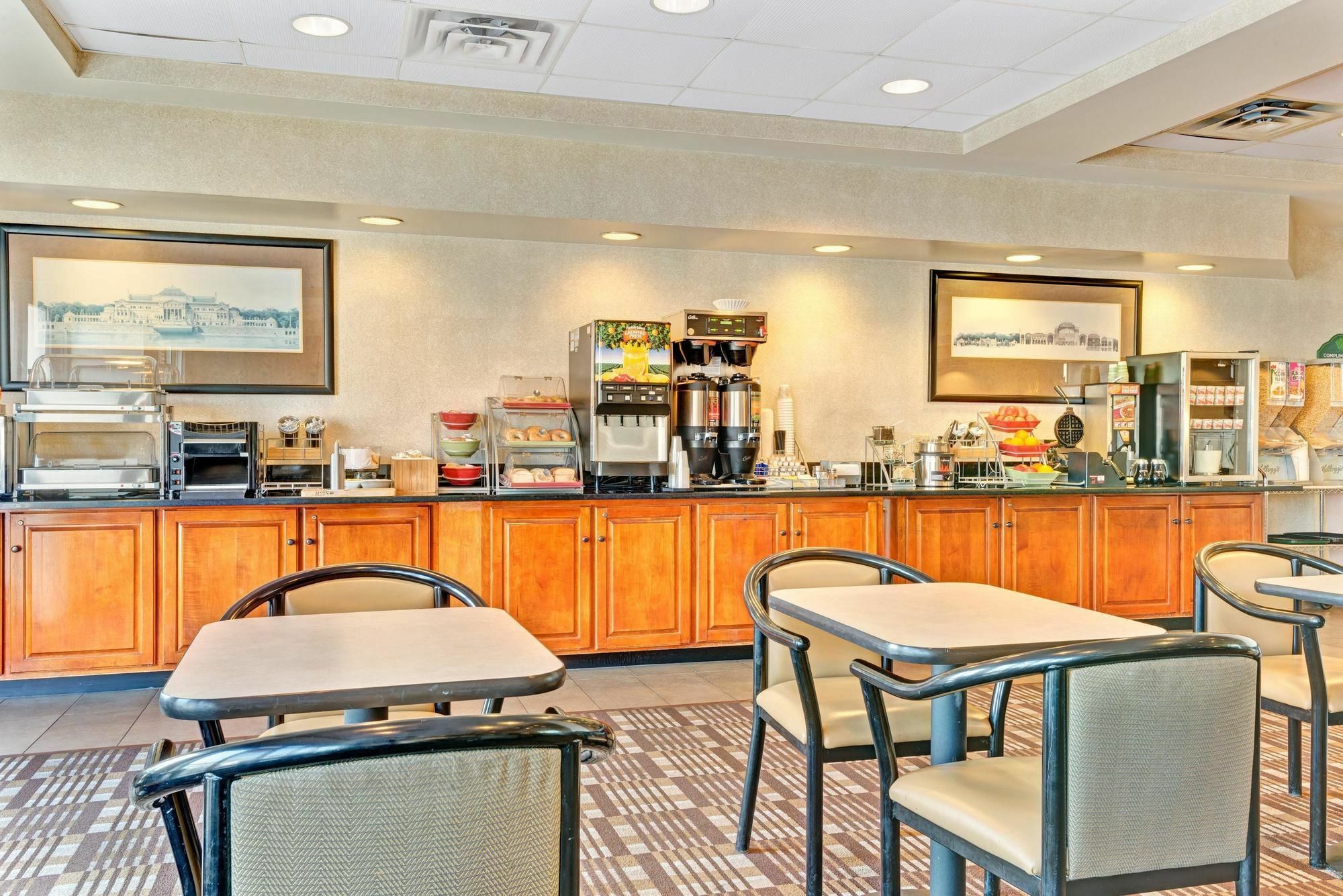 Wingate By Wyndham Cincinnati Блу Аш Екстериор снимка