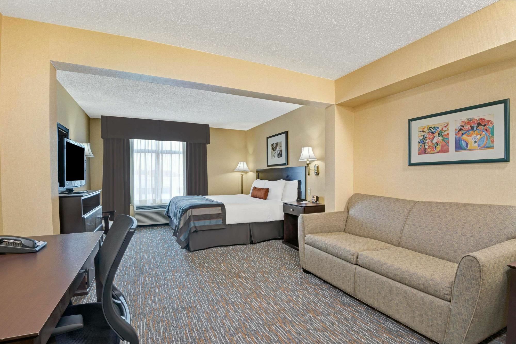 Wingate By Wyndham Cincinnati Блу Аш Екстериор снимка
